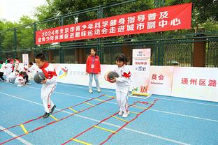 一场伤两人？卢克-肖半场伤退，万-比萨卡登场